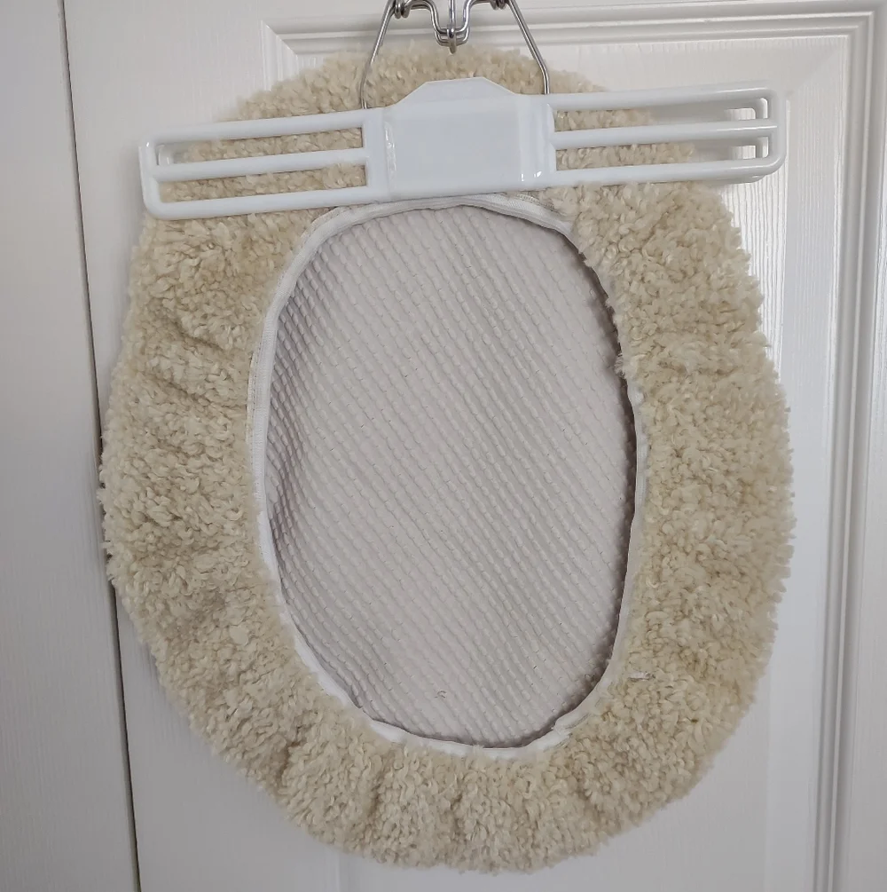 Bathroom Mats & Toilet Lids Covers Various Colors LOT OF 4